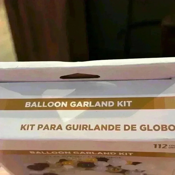 NIB - gold, black & white balloon garland kit - Picture 5 of 6